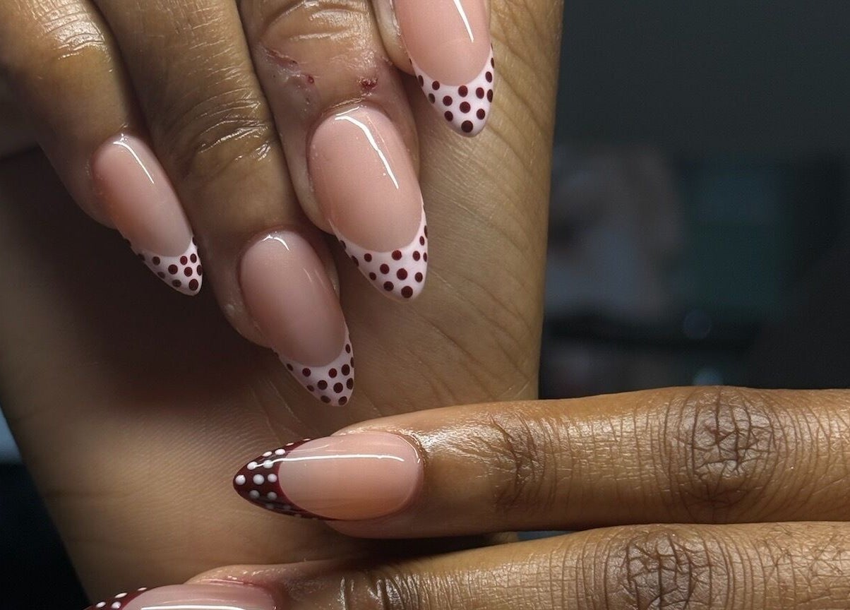 Manucure élégante à pois chez 3 Sisters Concept à Juvisy-sur-orge, Île-de-France, FR.