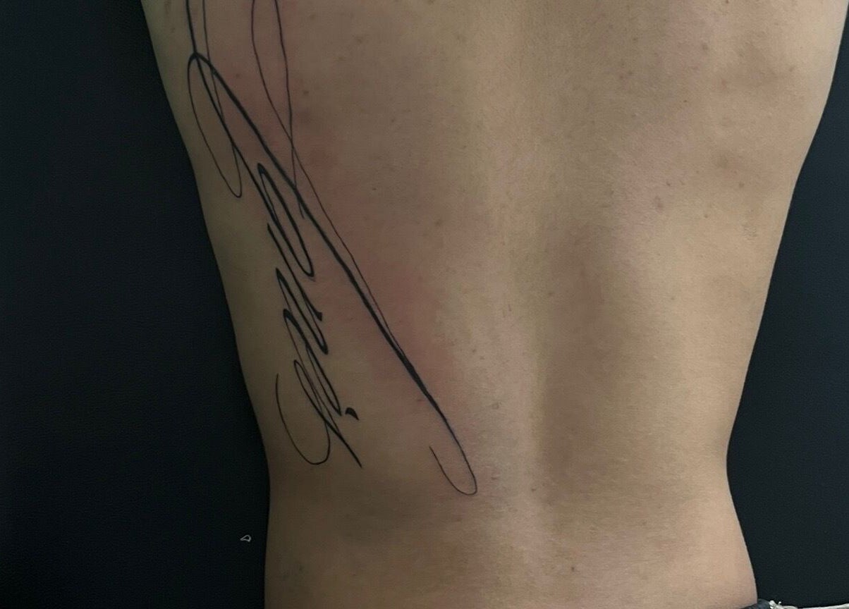 Tatouage artistique sur le côté à 3 Sisters Concept, Juvisy-sur-orge, Île-de-france, FR.