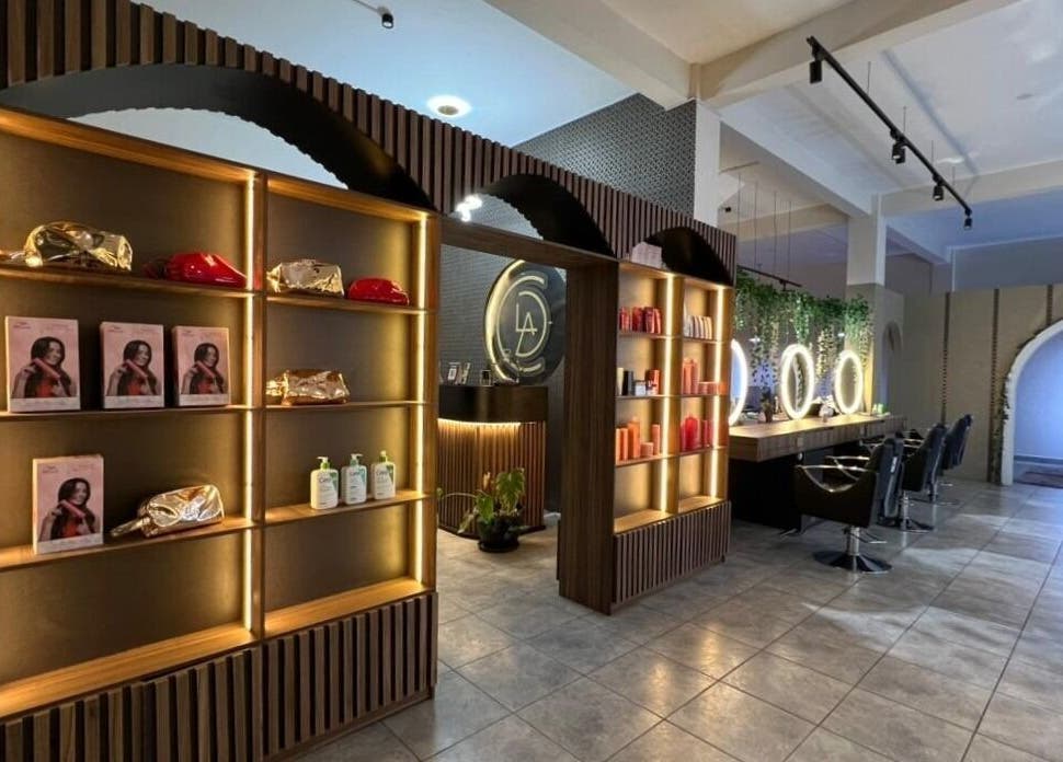 Intérieur chic de Clau Beauty Studio à Cochabamba, élégant design et lumière douce.