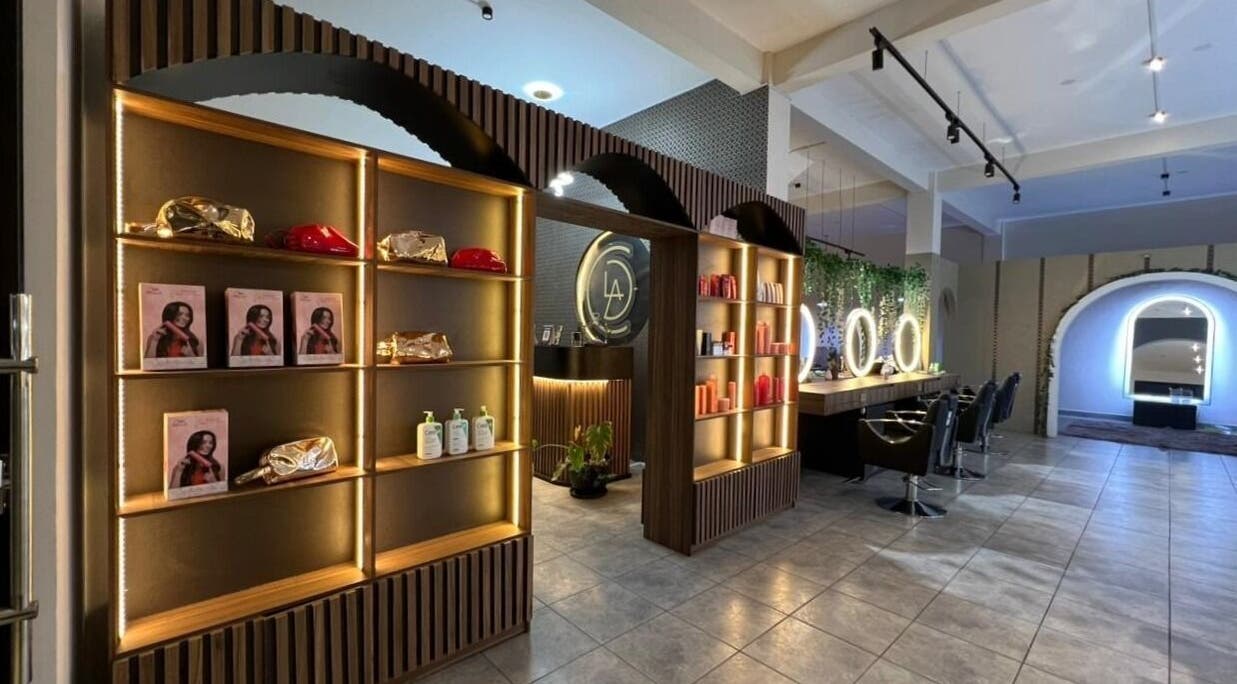 Intérieur chic de Clau Beauty Studio à Cochabamba, élégant design et lumière douce.