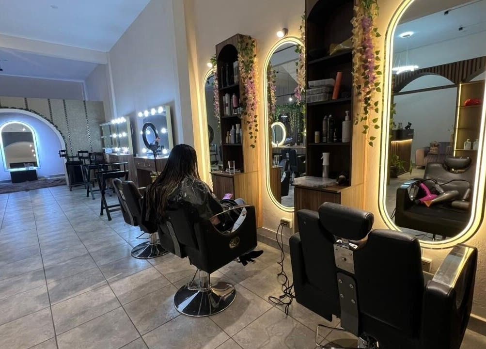 Intérieur élégant de Clau Beauty Studio à Cochabamba, Département De Cochabamba, BO avec miroirs éclairés.