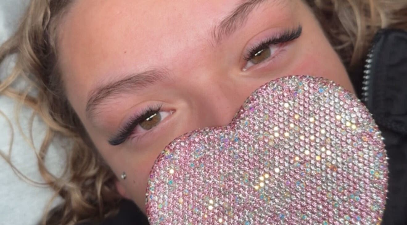 Regard avec pochette cœur scintillante chez Glowbyyml, Differdange, Esch-sur-Alzette, LU.