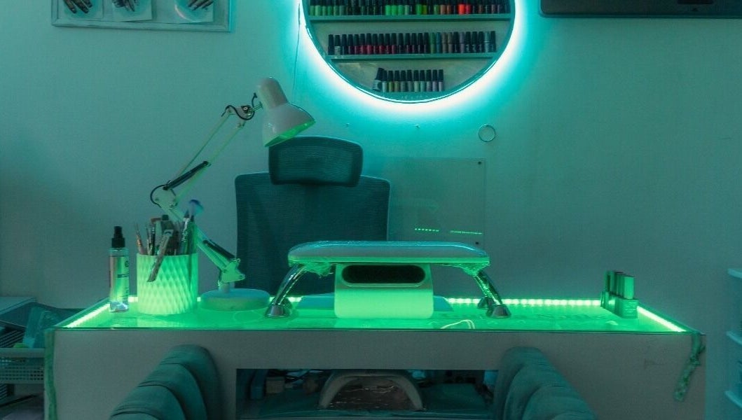 Estación de manicura iluminada en Gotita Studio, Ciudad De México, Ciudad De México, MX.