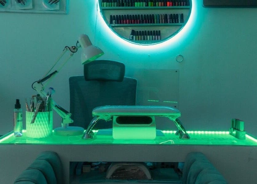 Estación de manicura iluminada en Gotita Studio, Ciudad De México, Ciudad De México, MX.