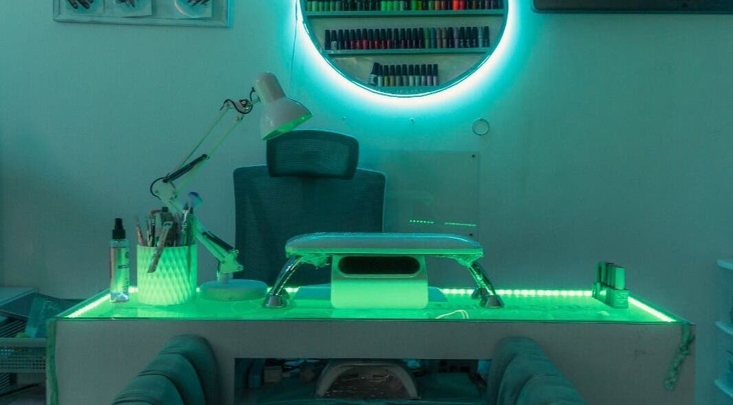 Estación de manicura iluminada en Gotita Studio, Ciudad De México, Ciudad De México, MX.