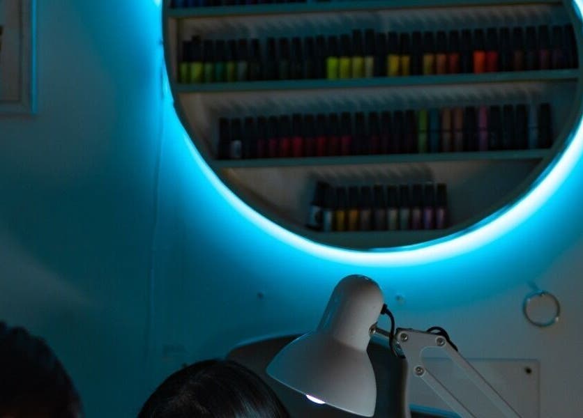 Estante de esmaltes iluminados en Gotita Studio, Ciudad De México, Ciudad De México, MX.