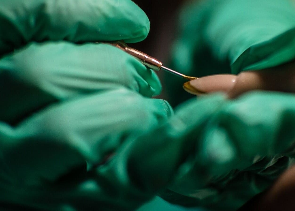 Detalle de manicura en Gotita Studio, Ciudad De México, MX, con uñas esculpidas y herramientas especializadas.