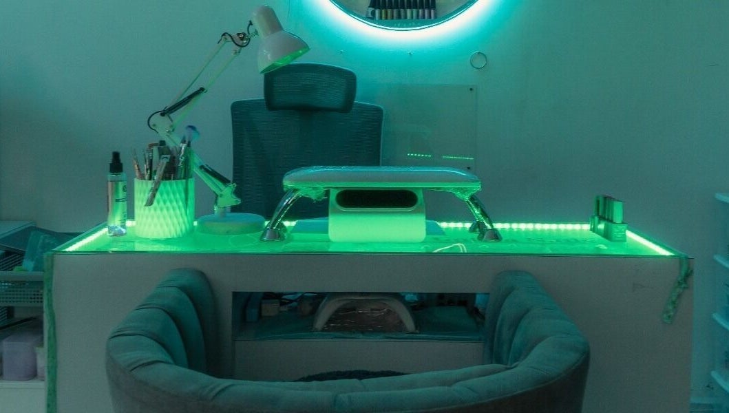 Estación de manicura iluminada en Gotita Nails, Ciudad De México, Ciudad De México, MX.