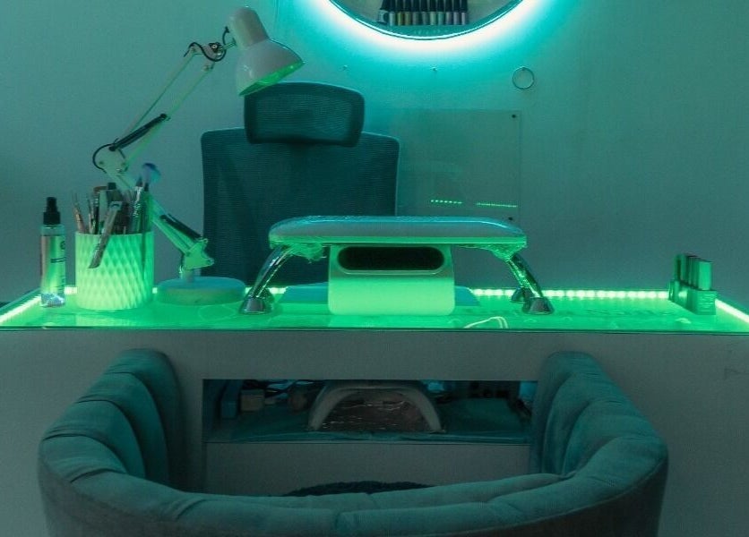 Estación de manicura iluminada en Gotita Nails, Ciudad De México, Ciudad De México, MX.