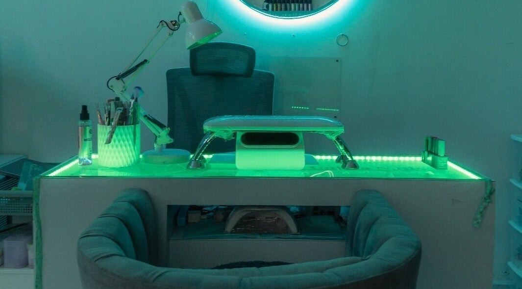 Estación de manicura iluminada en Gotita Nails, Ciudad De México, Ciudad De México, MX.