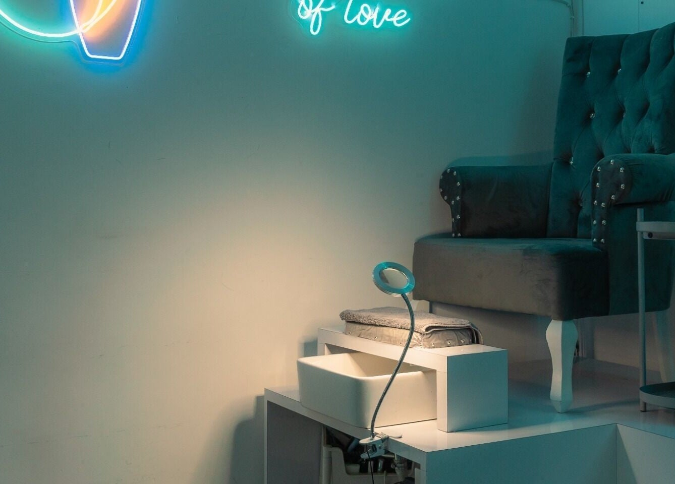 Ambiente acogedor en Gotita Nails, Ciudad De México, MX, con sillón y decoración moderna.