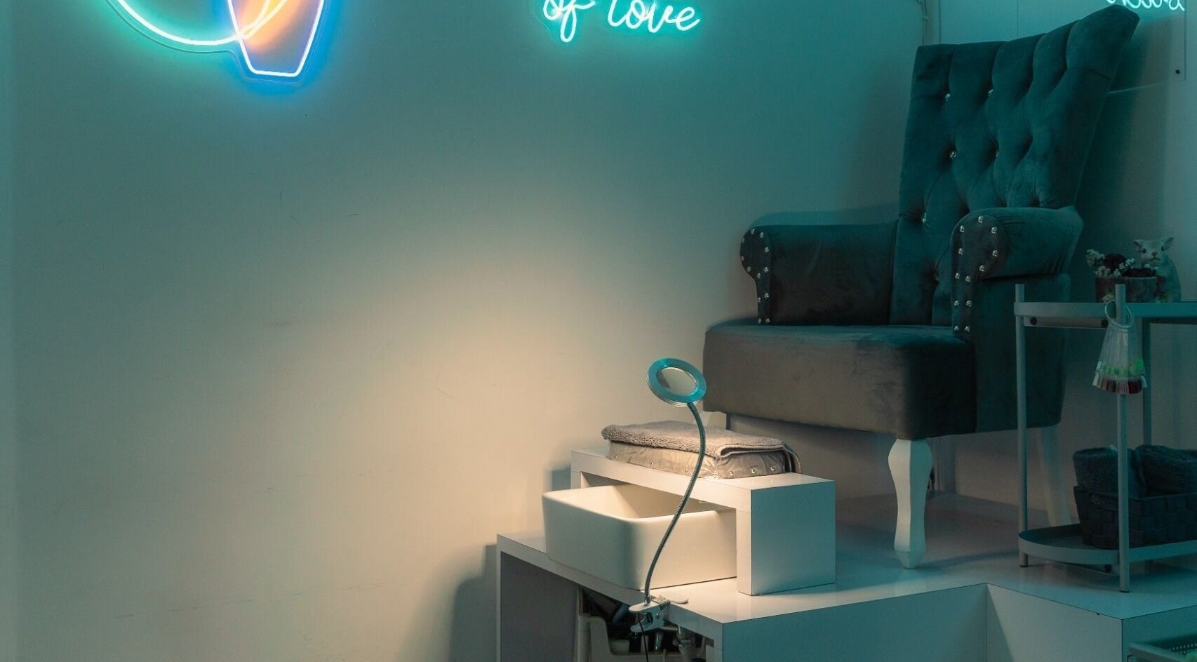 Ambiente acogedor en Gotita Nails, Ciudad De México, MX, con sillón y decoración moderna.