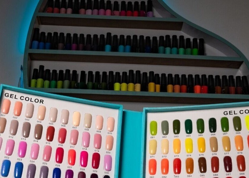 Muestra de esmaltes en Gotita Nails, Ciudad De México, MX, destacando colores vibrantes de gel.