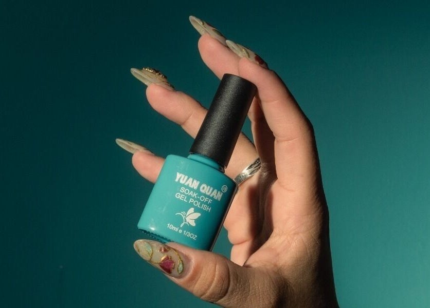 Esmalte de uñas en mano, Gotita Nails, Ciudad De México, Ciudad De México, MX.