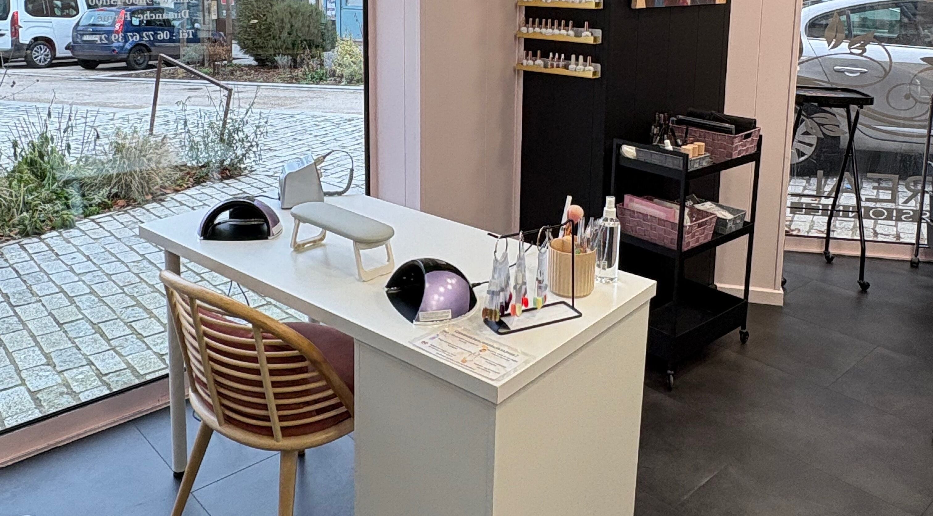 Station manucure moderne à Léa Beauté, Ambert, Auvergne-rhône-alpes, FR, avec décor élégant.