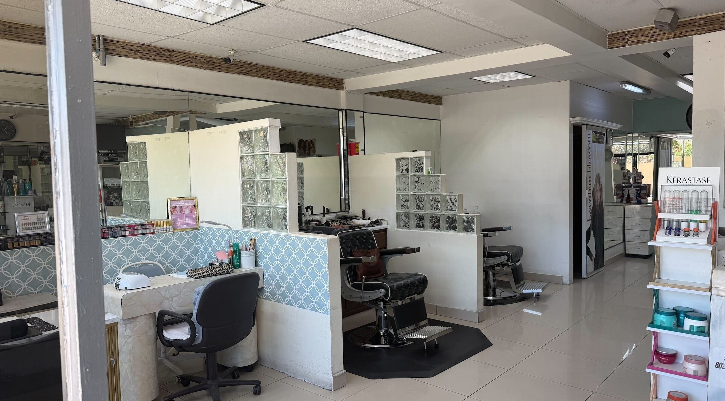 Interior de Estética Hipódromo Hair & Nails en Tijuana, Baja California, MX, mostrando estaciones de trabajo modernas.