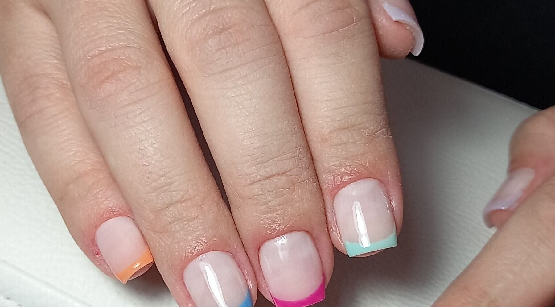 Unhas artísticas com pontas coloridas na Viviane nail designer, São Paulo, São Paulo, BR.