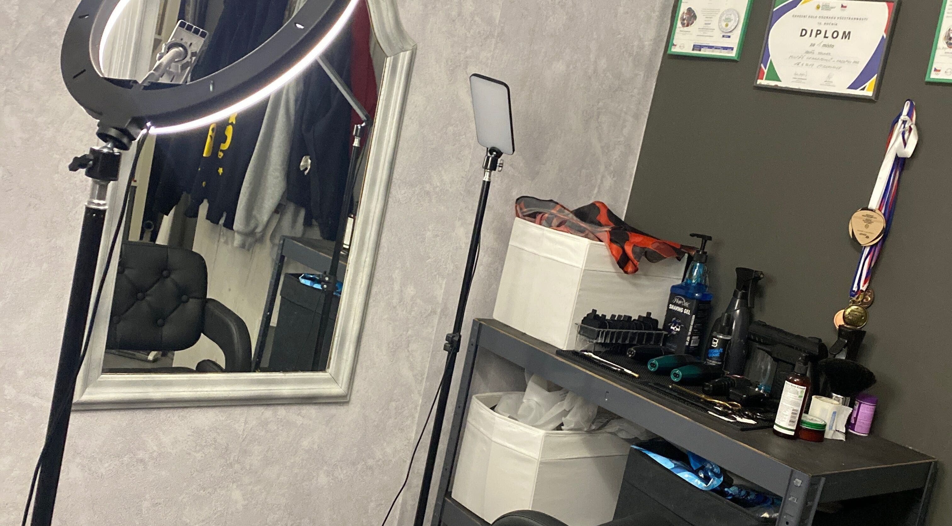 Cozy grooming area at Jonyblendz, Strakonice, Jihočeský Kraj, CZ showcasing barber tools and awards.