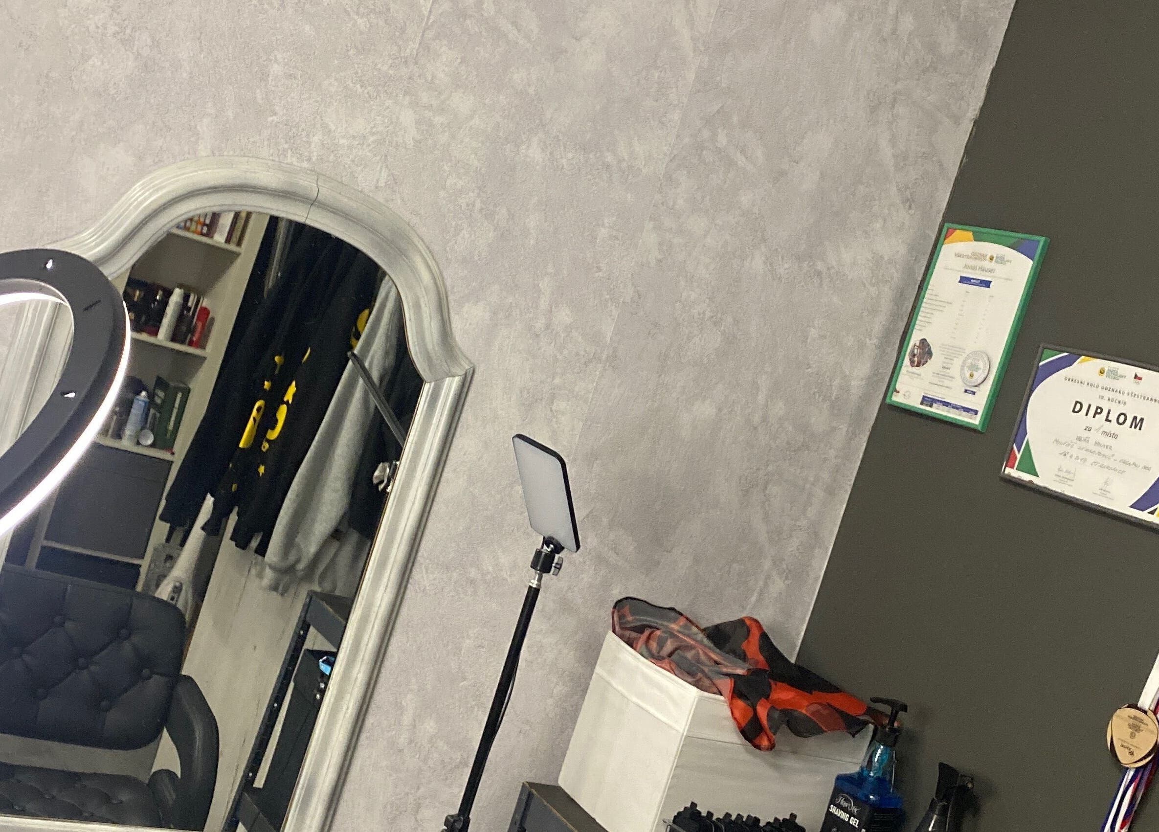 Stylish grooming area at jonyblendz in Strakonice, Jihočeský Kraj, CZ with mirror and certificates.