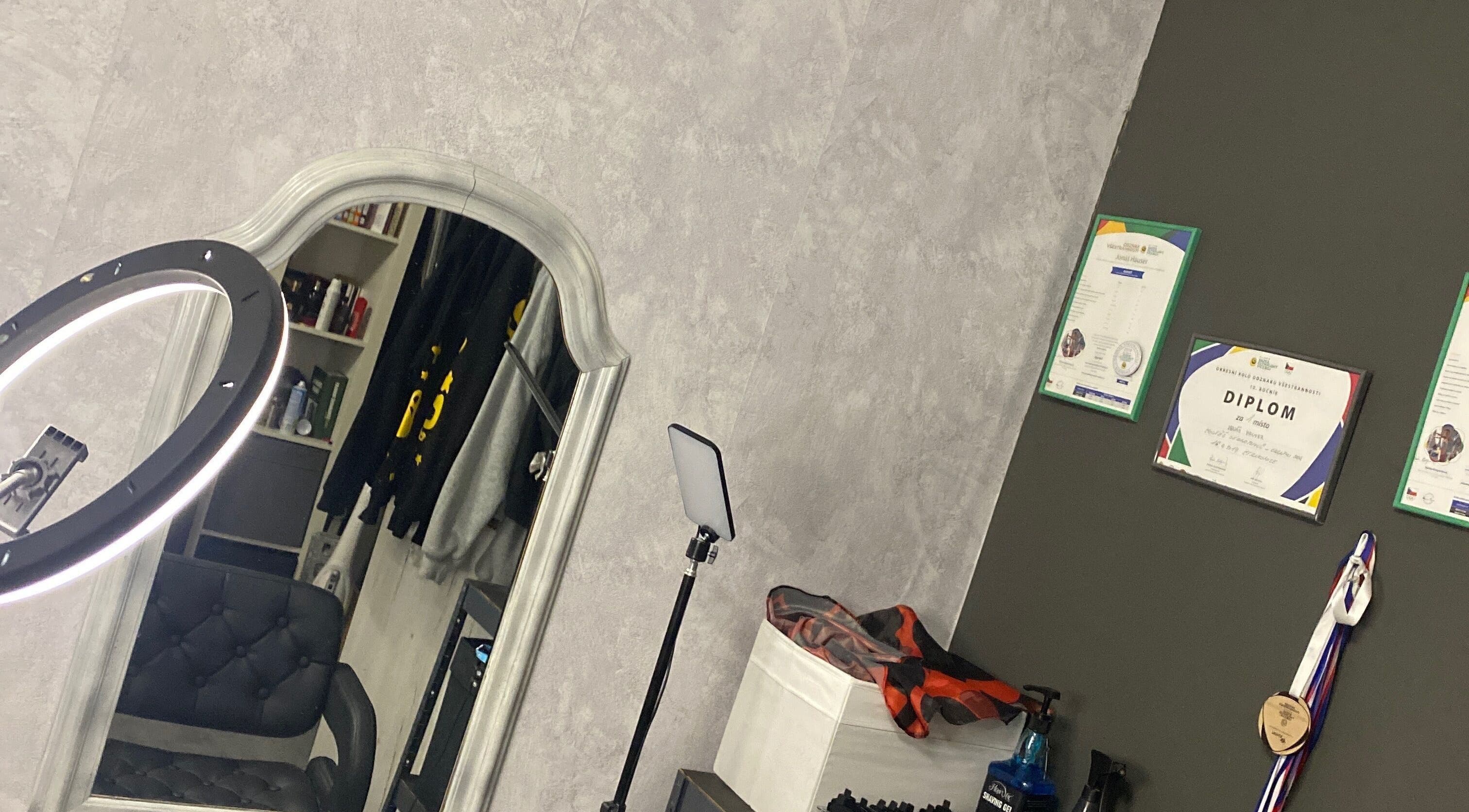 Stylish grooming area at jonyblendz in Strakonice, Jihočeský Kraj, CZ with mirror and certificates.