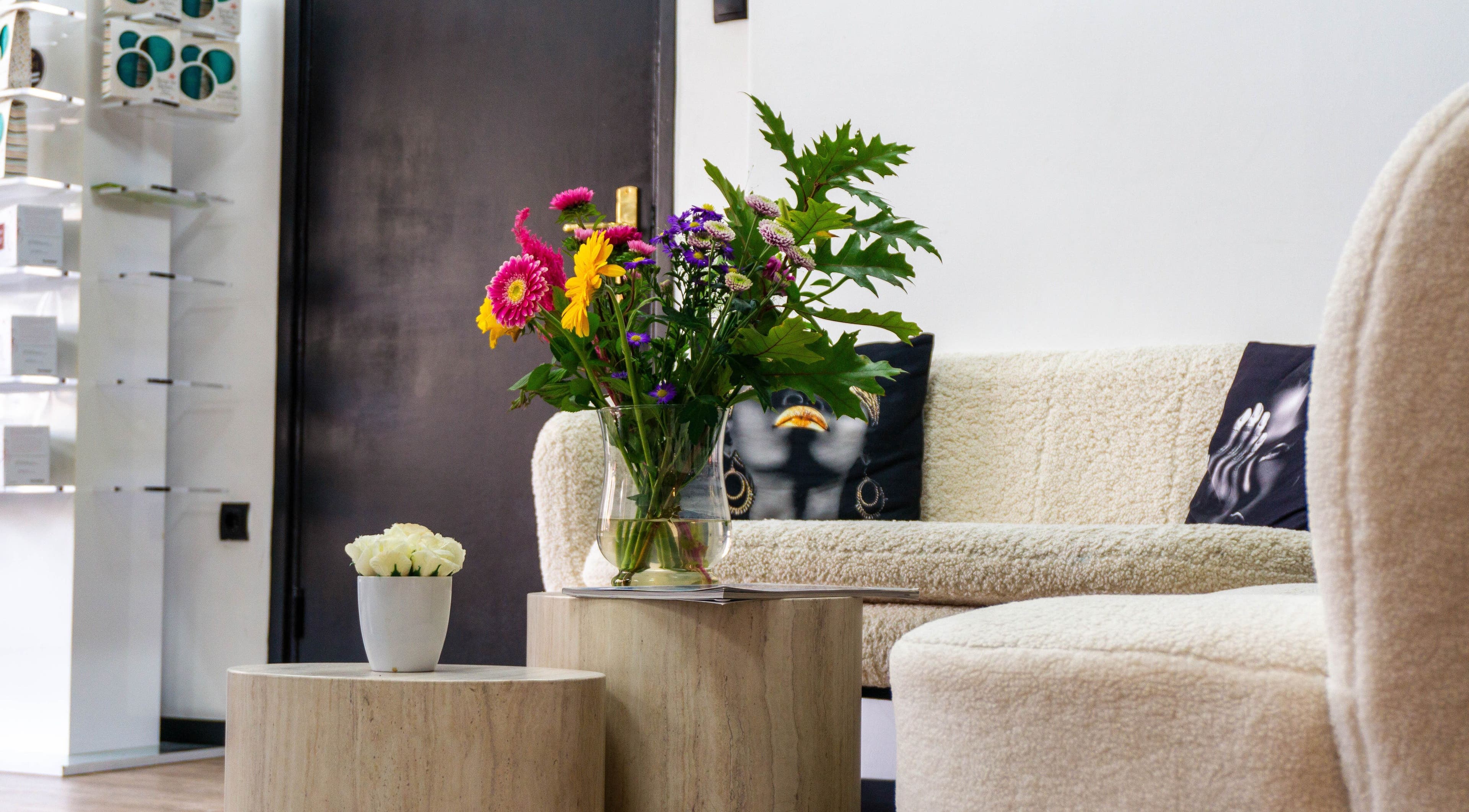 Elegant lounge area at Metamorfosa, Utrecht, NL, featuring plush seating and vibrant floral decor.