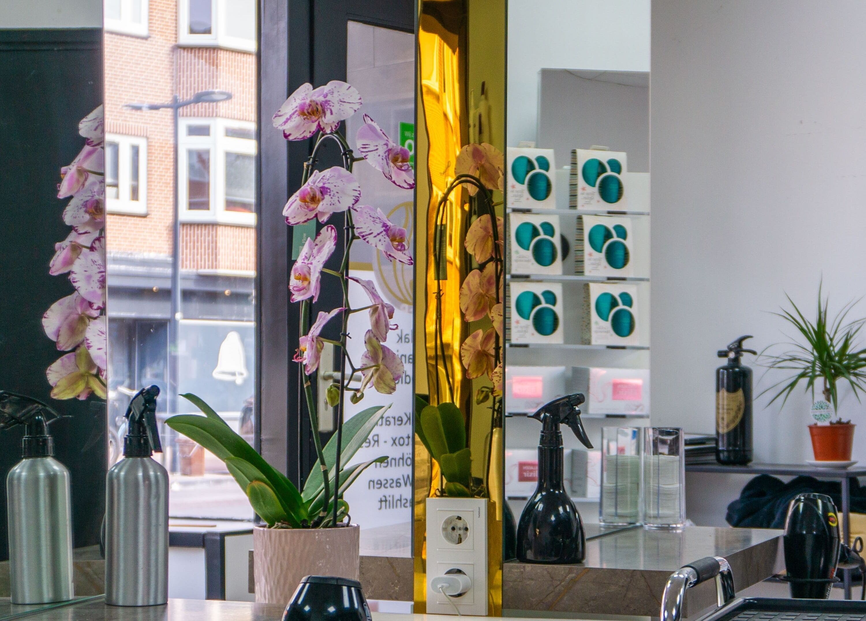 Elegant orchids and salon essentials at Metamorfosa in Utrecht, NL enhance a serene beauty experience.