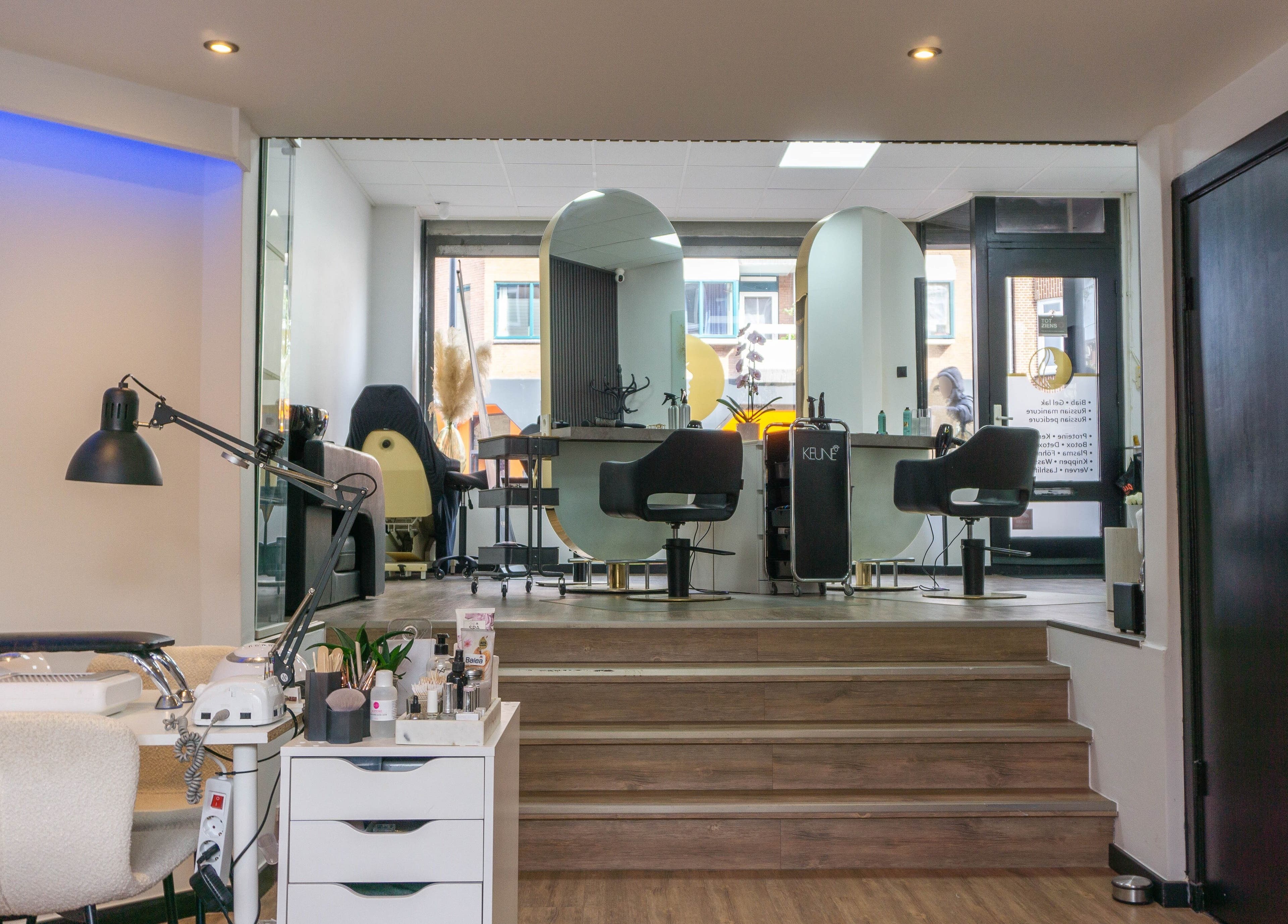 Modern beauty salon interior at Metamorfosa, Utrecht, NL featuring stylish chairs and mirrors.