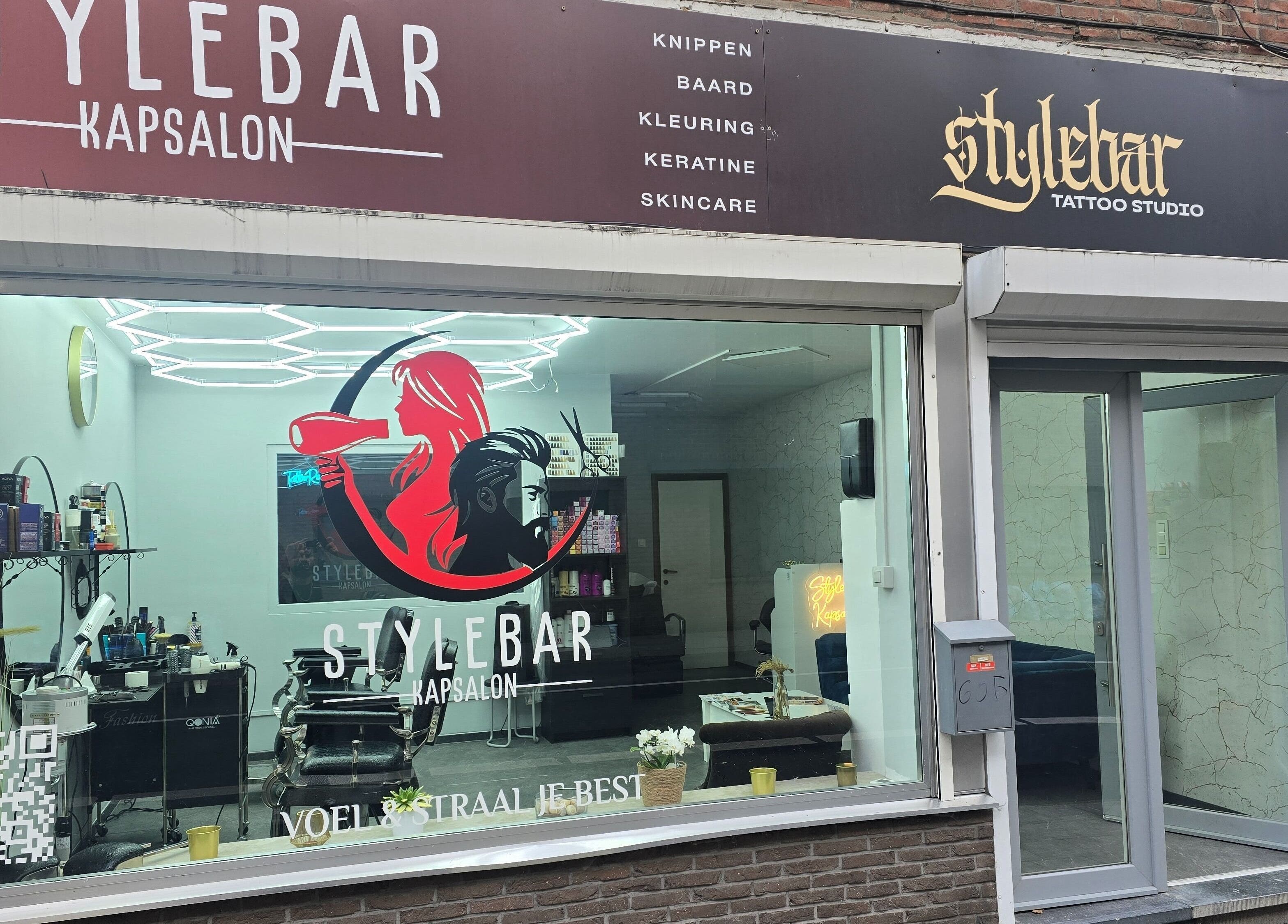 Buitenkant van Stylebar Kapsalon Leuven in Vlaanderen, BE met moderne saloninrichting.