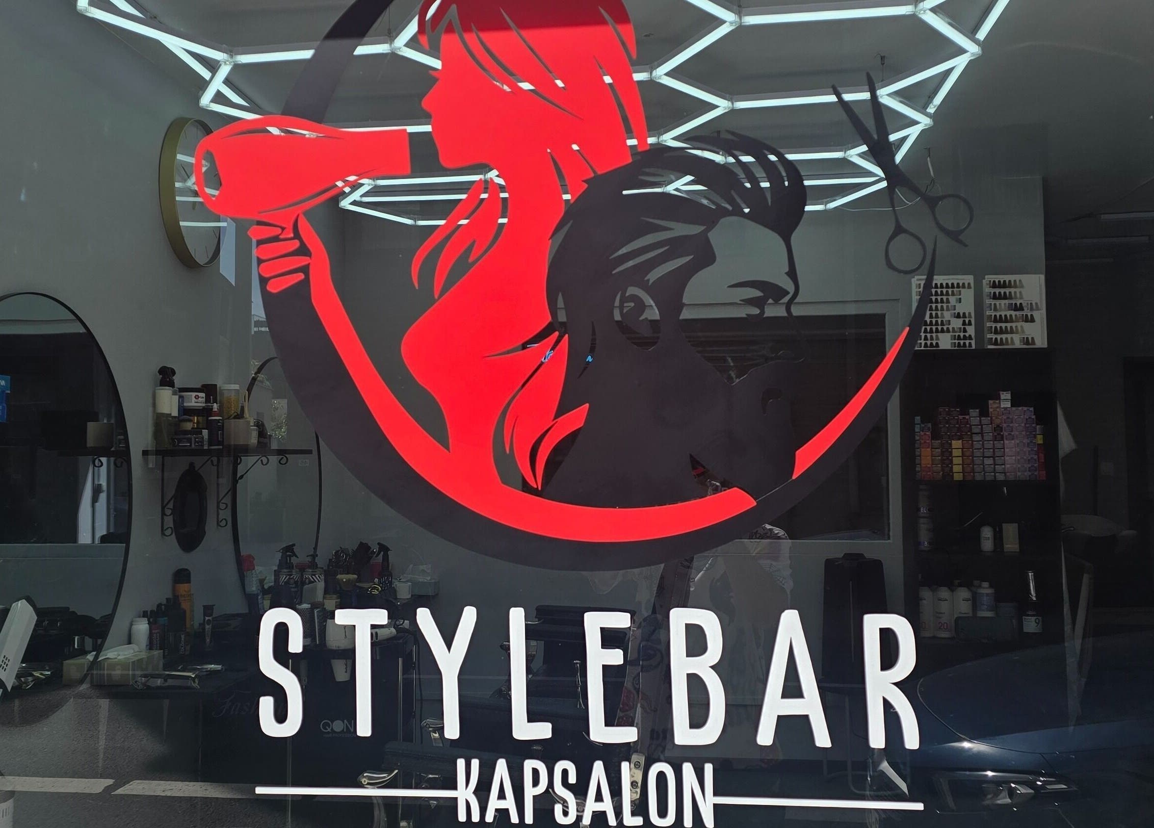 Glasraam met logo van Stylebar Kapsalon Leuven in Leuven, Vlaanderen, BE.