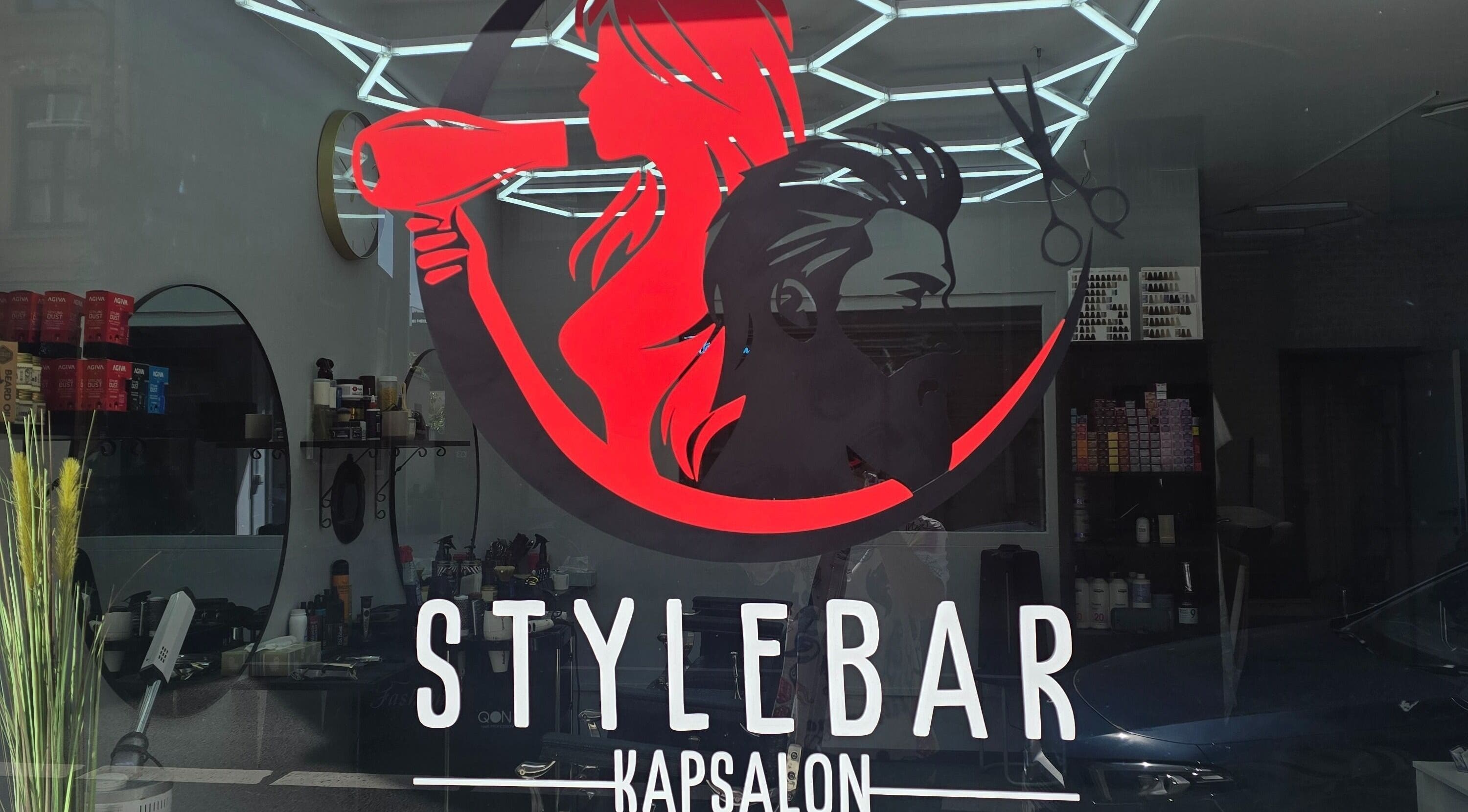 Glasraam met logo van Stylebar Kapsalon Leuven in Leuven, Vlaanderen, BE.