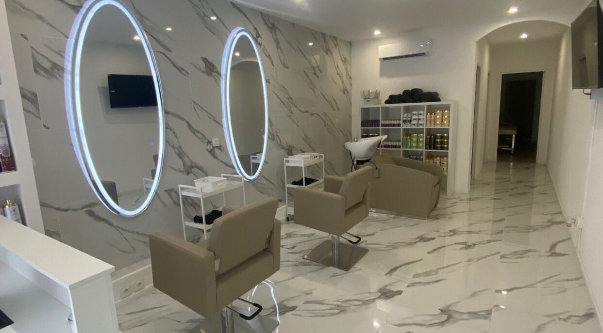 Intérieur moderne du salon La Maison D’Anyka à Sète, Occitanie, FR avec miroirs lumineux.