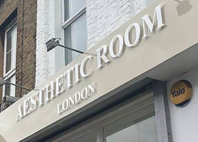 Ingresso di MavenAesthetics a Londra, Inghilterra, GB con insegna decorativa.