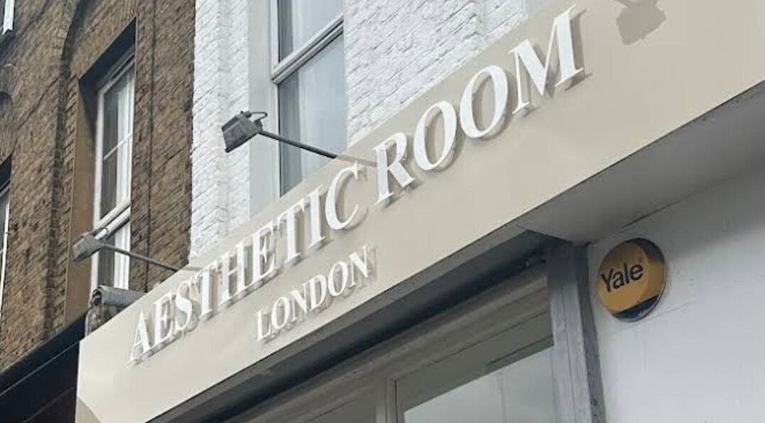 Ingresso di MavenAesthetics a Londra, Inghilterra, GB con insegna decorativa.