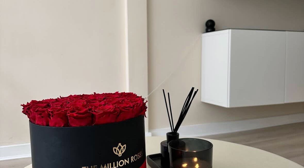 Elegante decorazione con rose rosse presso MavenAesthetics a Londra, Inghilterra, GB.