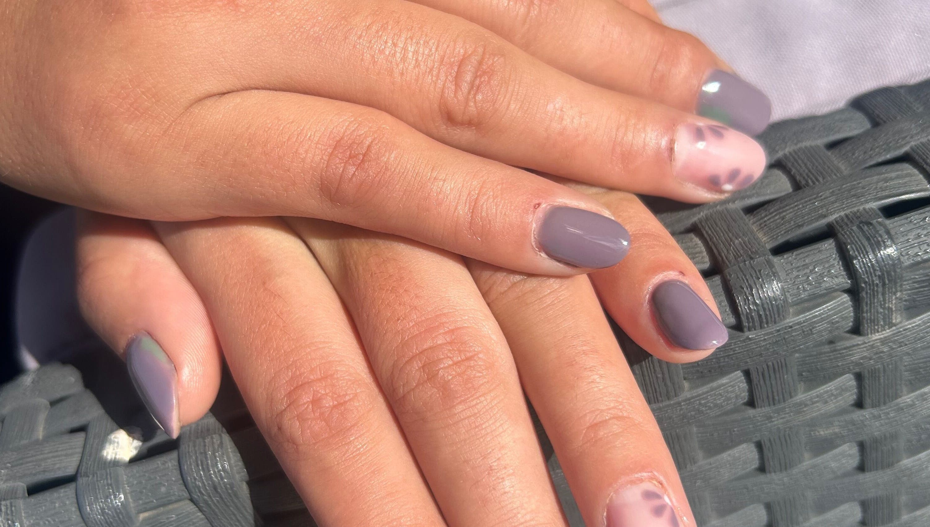 Ongles élégamment vernis en gris à MTnailsarts, Porto, Porto, PT.