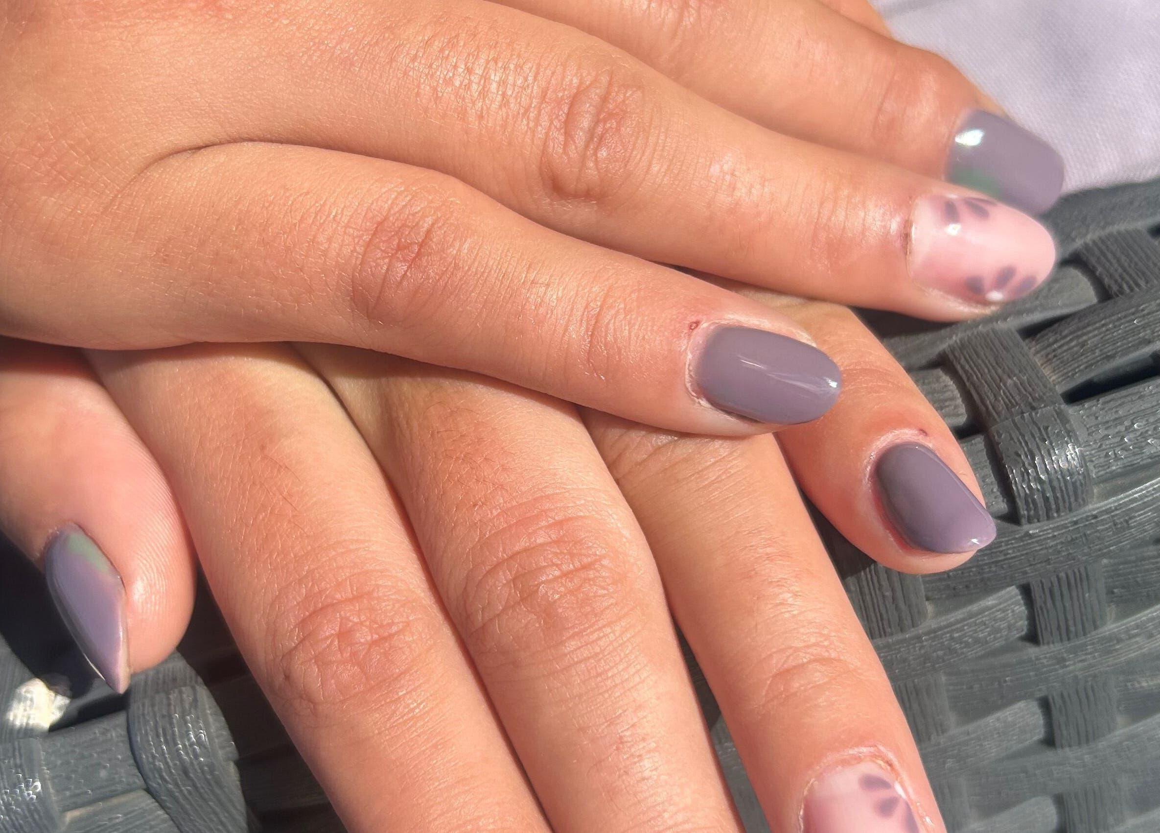 Ongles élégamment vernis en gris à MTnailsarts, Porto, Porto, PT.