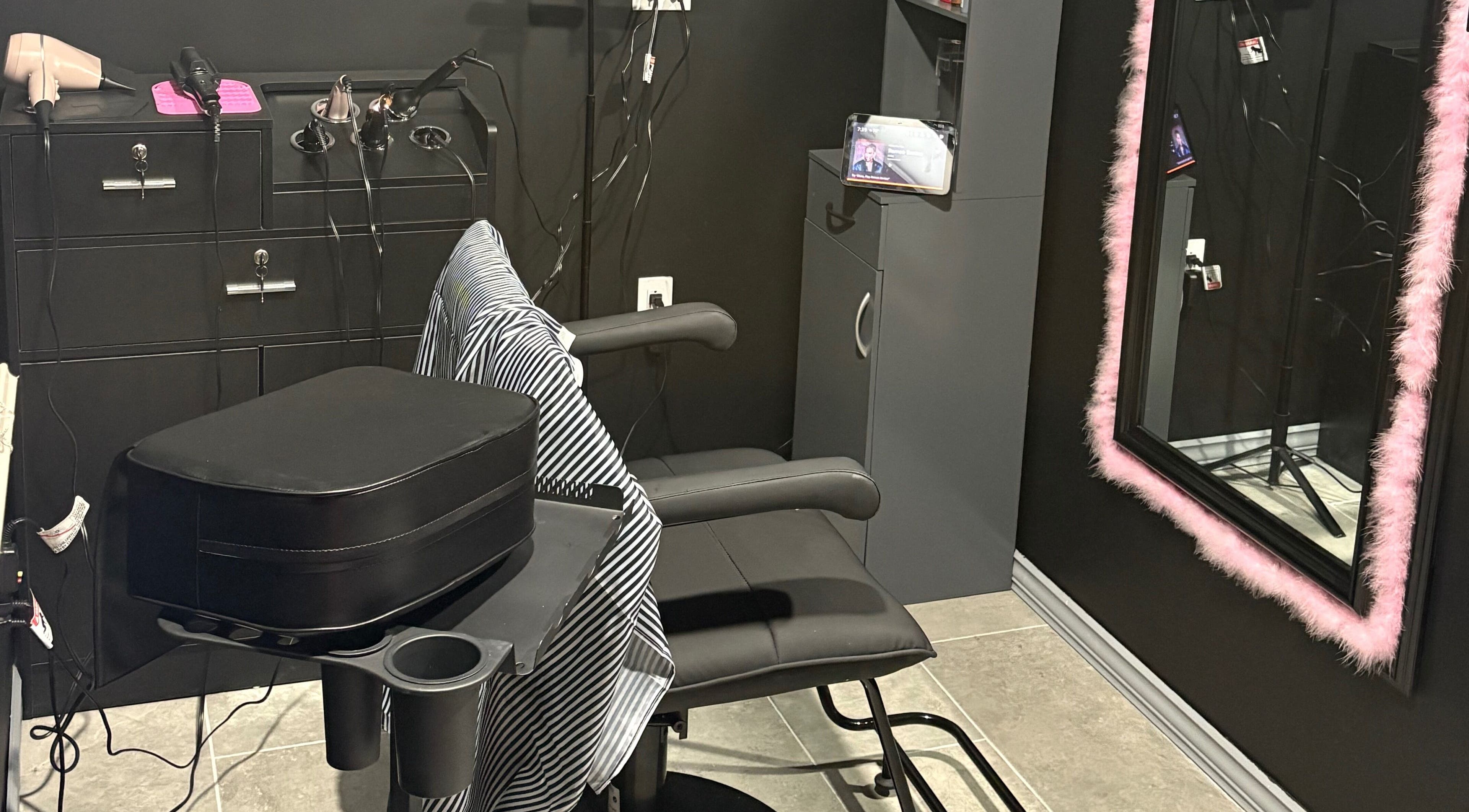 Modern styling chair and equipment at Contoured Crowns By Neky, Nassau, New Providence, BS.