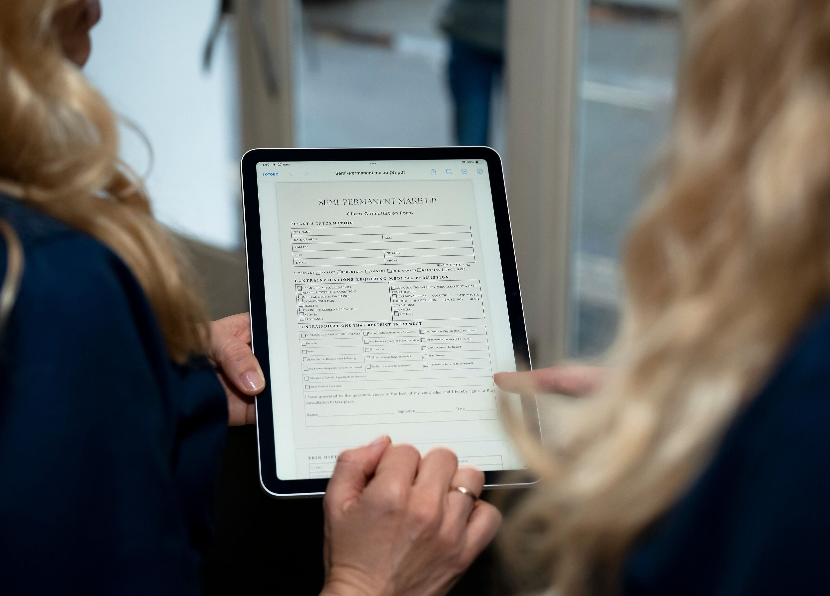 Консультаційна форма на планшеті у "Permanent Makeup by Marta", Річмонд, Англія, GB.