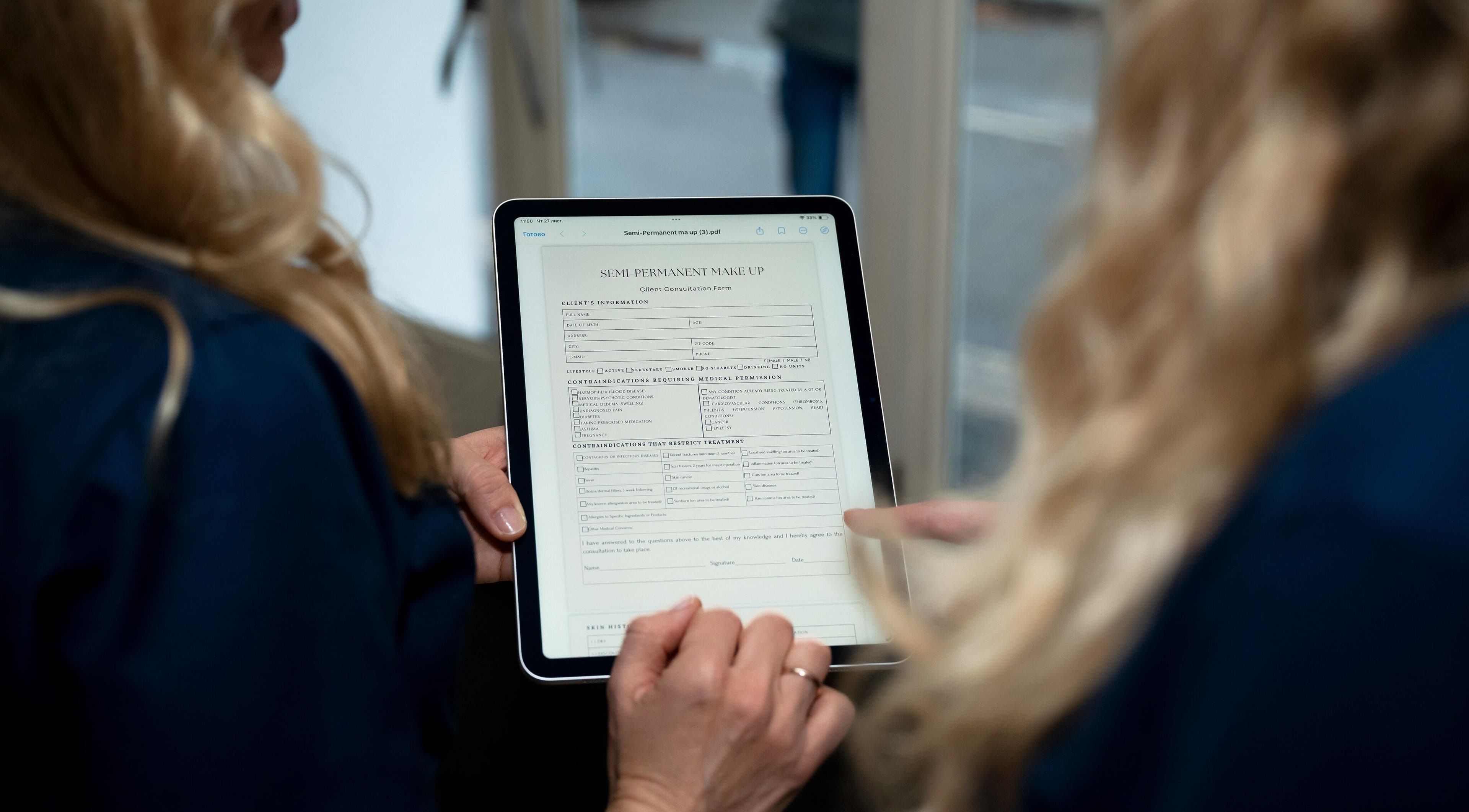Консультаційна форма на планшеті у "Permanent Makeup by Marta", Річмонд, Англія, GB.
