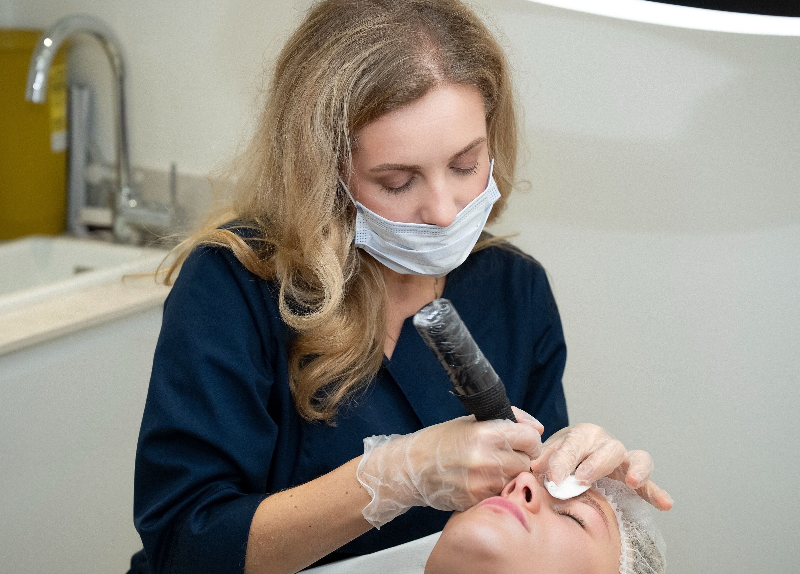 Майстер виконує перманентний макіяж у Permanent Makeup by Marta, Richmond, England, GB.