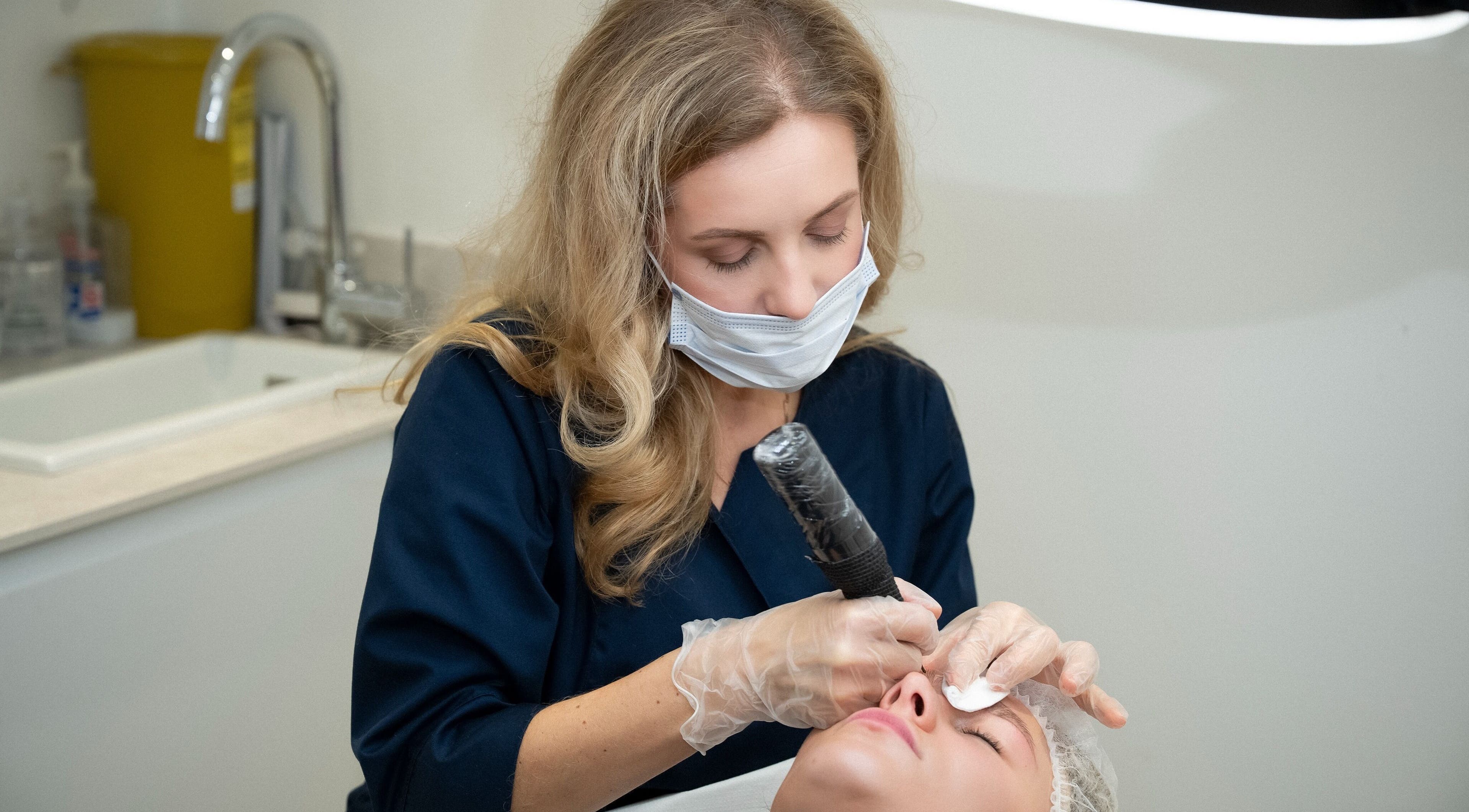 Майстер виконує перманентний макіяж у Permanent Makeup by Marta, Richmond, England, GB.