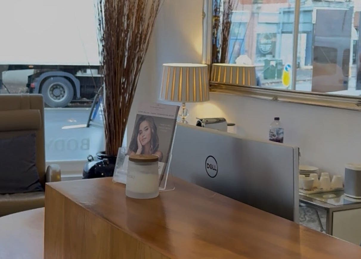 Сучасна зона рецепції у Permanent Makeup by Marta, Richmond, England, GB, з елегантним декором.