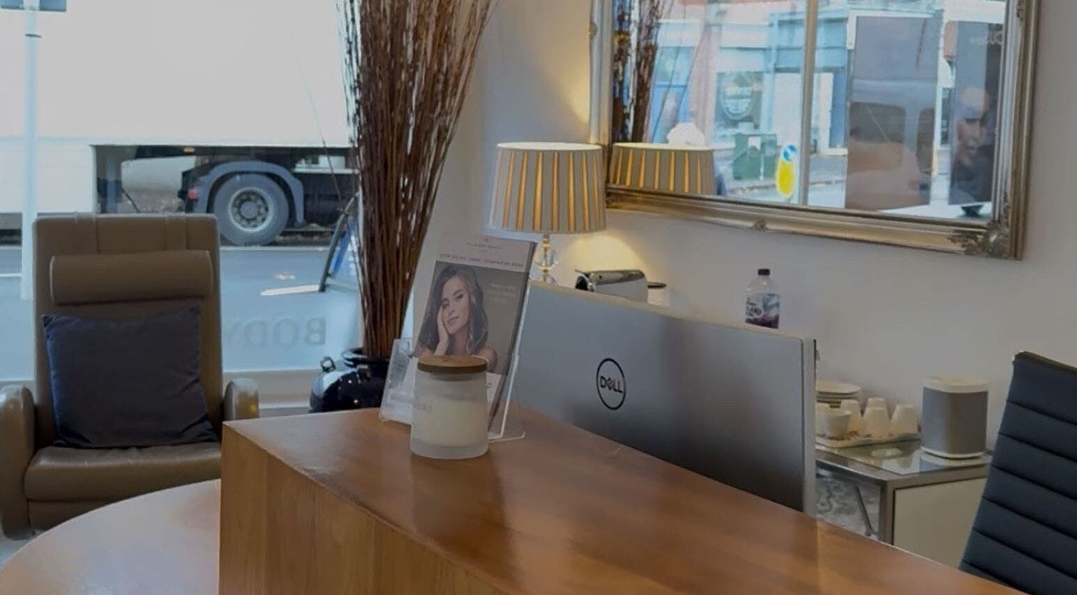 Сучасна зона рецепції у Permanent Makeup by Marta, Richmond, England, GB, з елегантним декором.