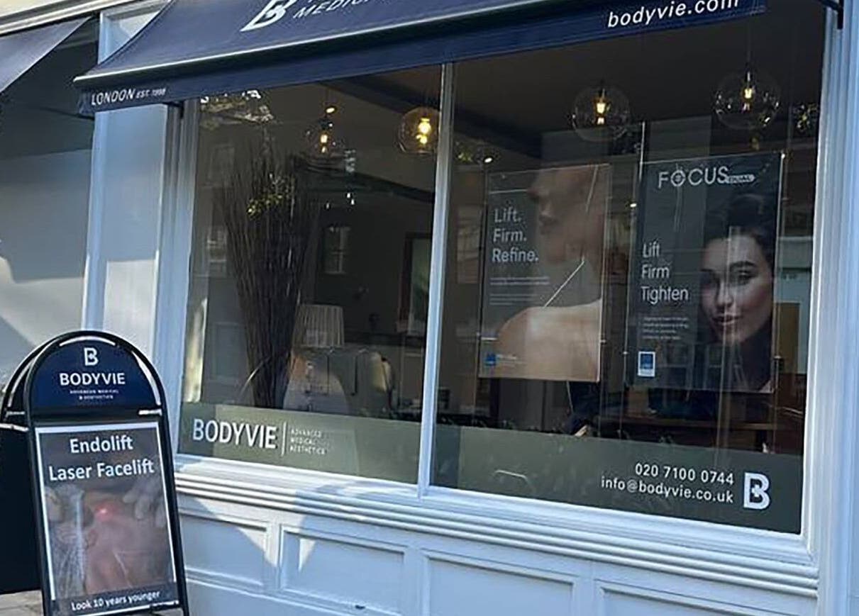 Вітрина Permanent Makeup by Marta в Річмонді, Англія, GB з рекламою косметичних послуг.