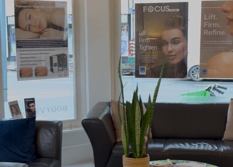 Затишний інтер'єр Permanent Makeup by Marta в Richmond, England, GB з постерами та рослиною.