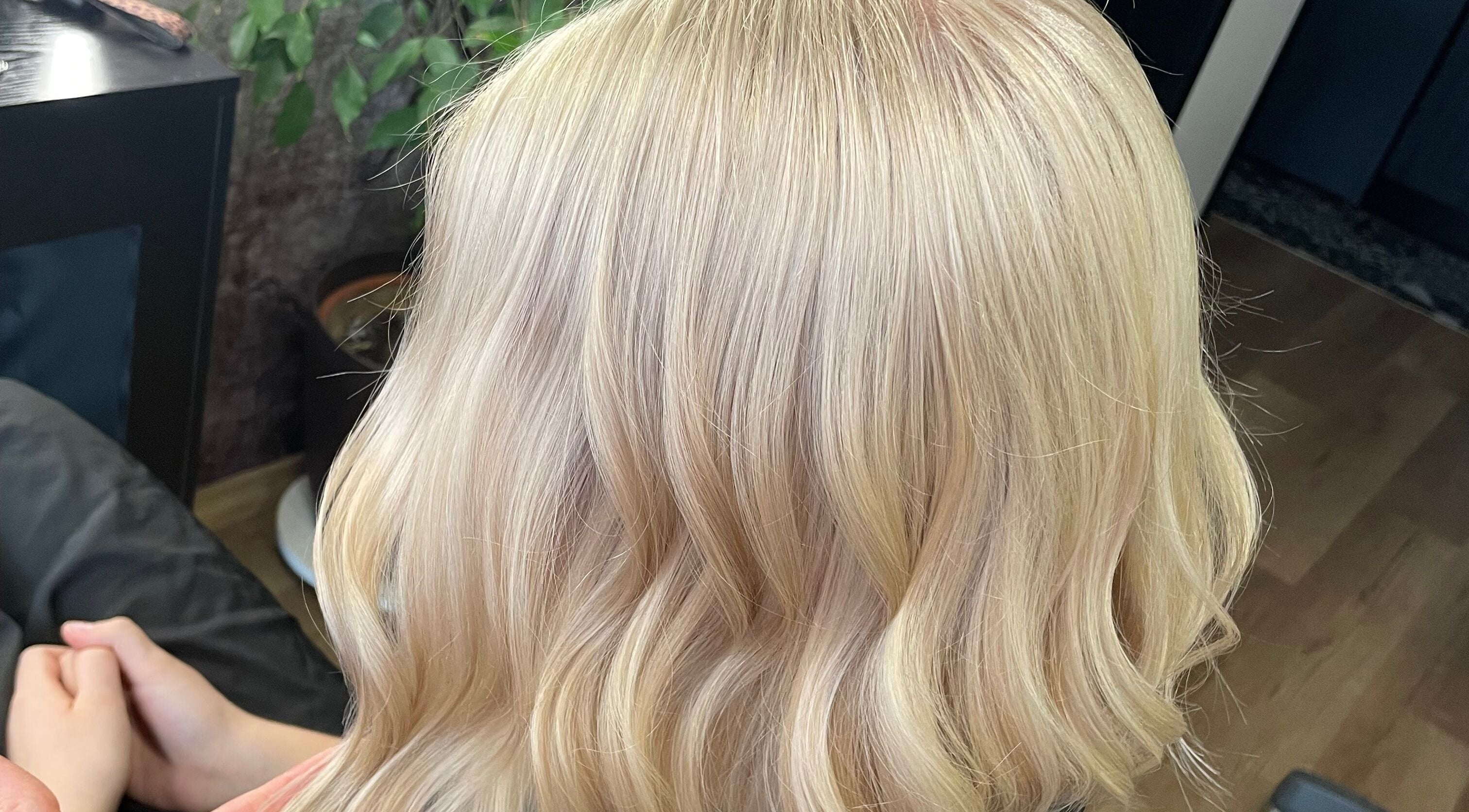 Blonde Locken in Salon Nr. 1 in Röttenbach, Bayern, DE strahlen unter professioneller Pflege.