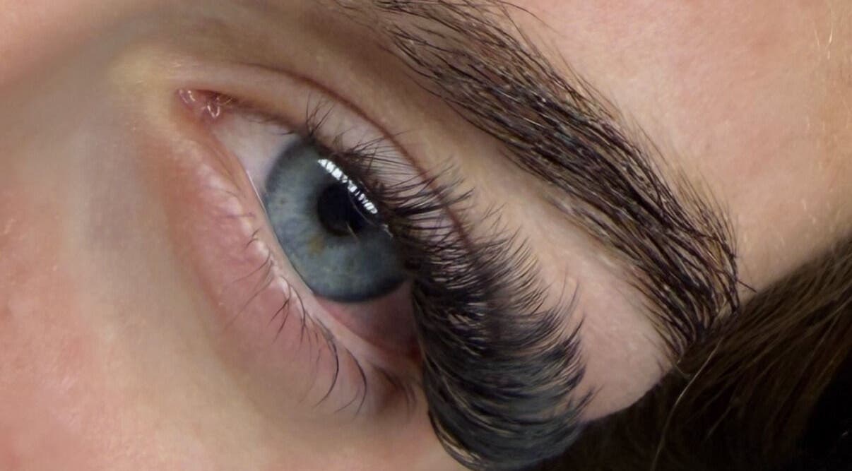 Extension de cils ADRBEAUTY à Saint-aubin-de-médoc, Nouvelle-aquitaine, FR, mettant en valeur un œil bleu.