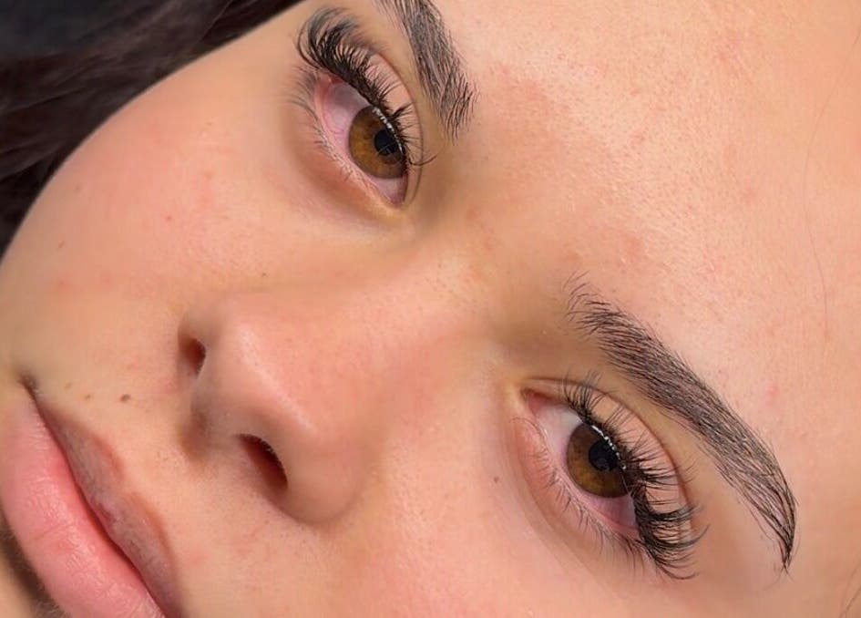 Extensions de cils chez ADRBEAUTY, Saint-aubin-de-médoc, Nouvelle-aquitaine, FR. Transformation élégante et naturelle.