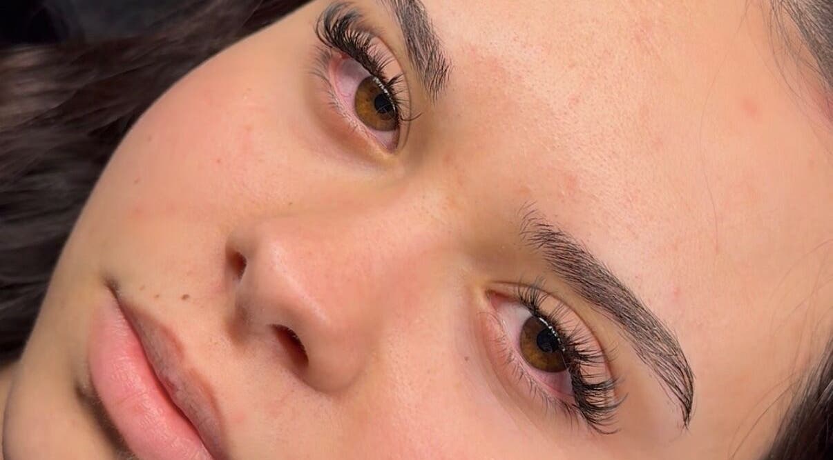 Extensions de cils chez ADRBEAUTY, Saint-aubin-de-médoc, Nouvelle-aquitaine, FR. Transformation élégante et naturelle.