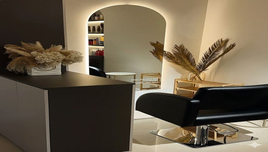 Espejo estilizado de Prettysalon en Rancagua, O'higgins, CL con decoración elegante y moderna.